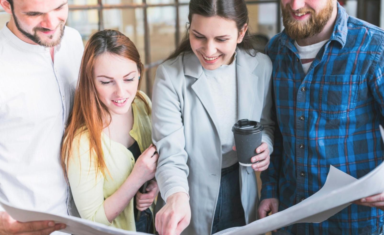 Groupe de participants travaillant sur des cas financiers